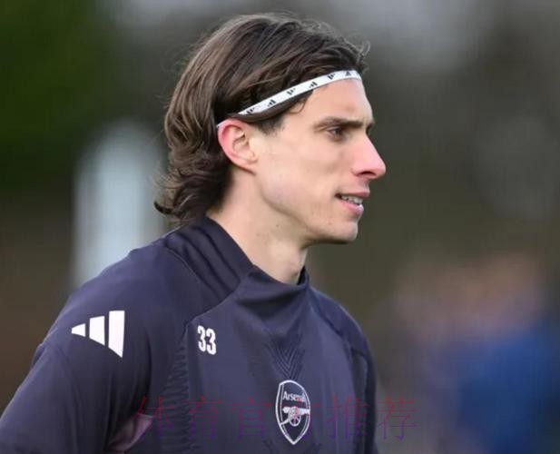 记者:皇马中卫引援目标是约罗 不考虑卡拉菲奥里 记者:皇马中卫引援目标是约罗 不考虑卡拉菲奥里